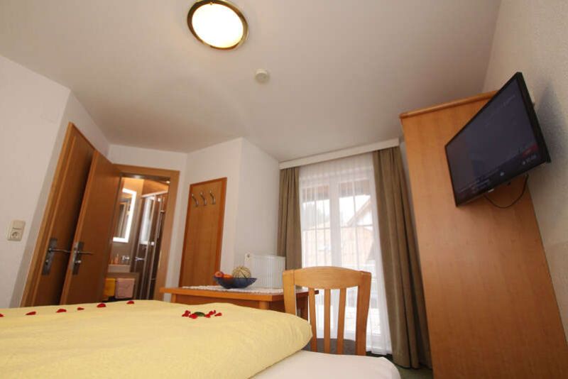 Schlafzimmer mit Doppelbett im Appartement 3 im Apart Gruber