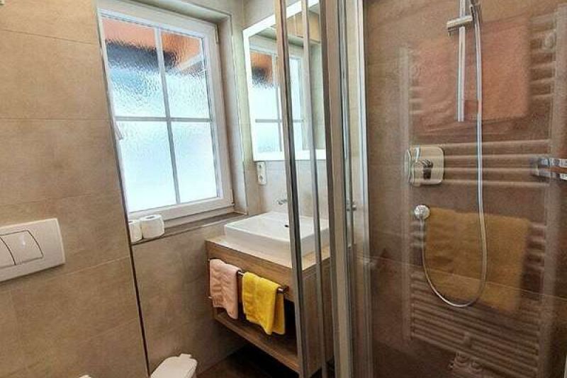 Bad mit Dusche und WC im Appartement 3 im Apart Gruber