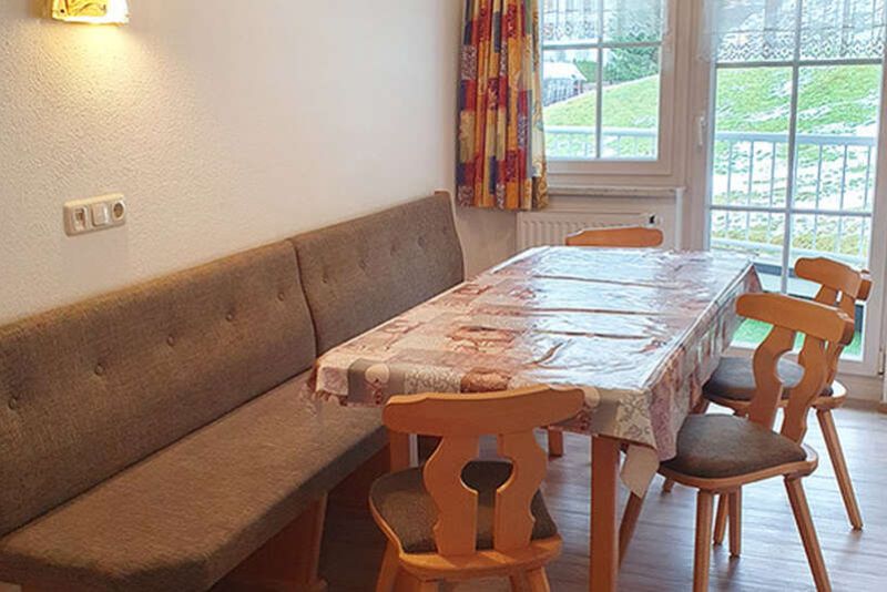 Küche mit Essbereich im Appartement 3 im Apart Gruber in Ischgl
